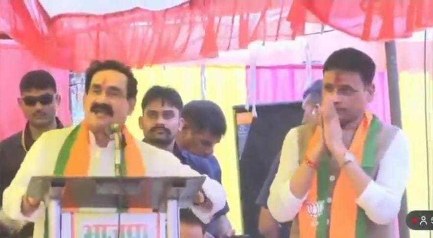 दतिया: मंच पर भावुक हुए नरोत्तम मिश्रा, बोले- हर दरवाजे पर जाऊंगा, आशुतोष को जिताऊंगा