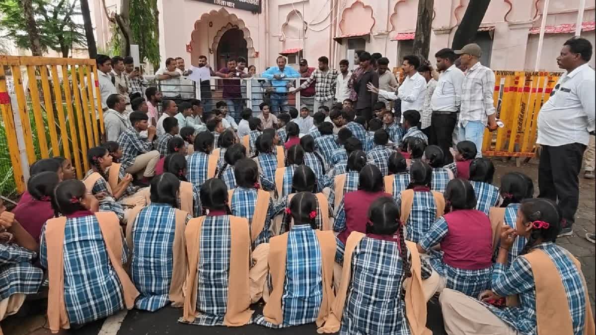 अनुशासन के नाम पर प्रताड़ना: संदीपनी विद्यालय के प्राचार्य पर छात्रों ने लगाए गंभीर आरोप, कार्रवाई की मांग