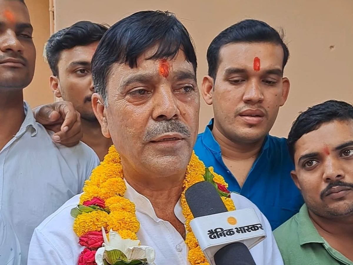 दतिया: कांग्रेस के संभावित प्रत्याशी अवधेश नायक ने खरीदा नामांकन फॉर्म