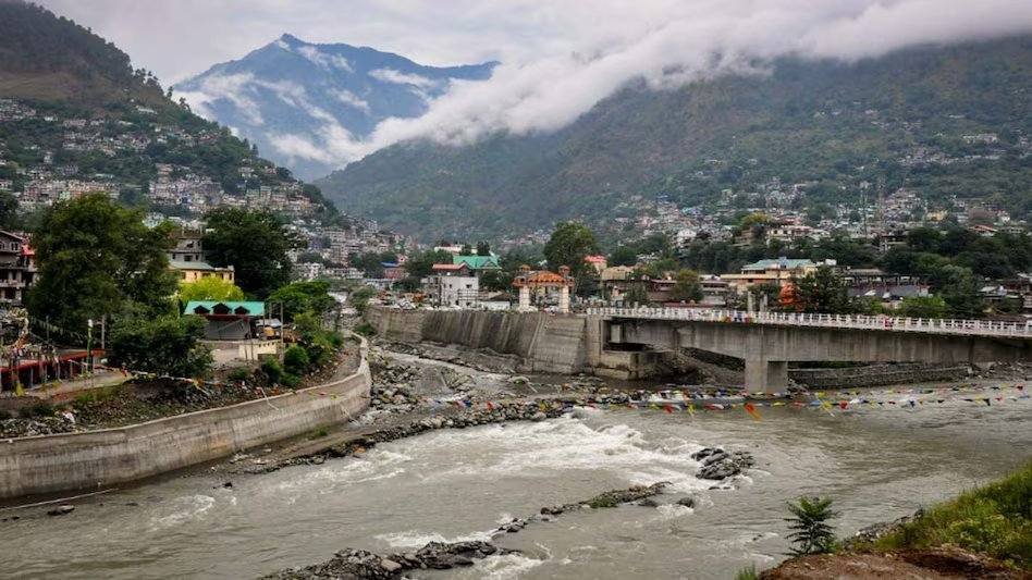 हिमाचल प्रदेश में मानसून का कहर: 46 सड़कें बंद, 9 लोगों की मौत, कई जिलों में ऑरेंज अलर्ट जारी