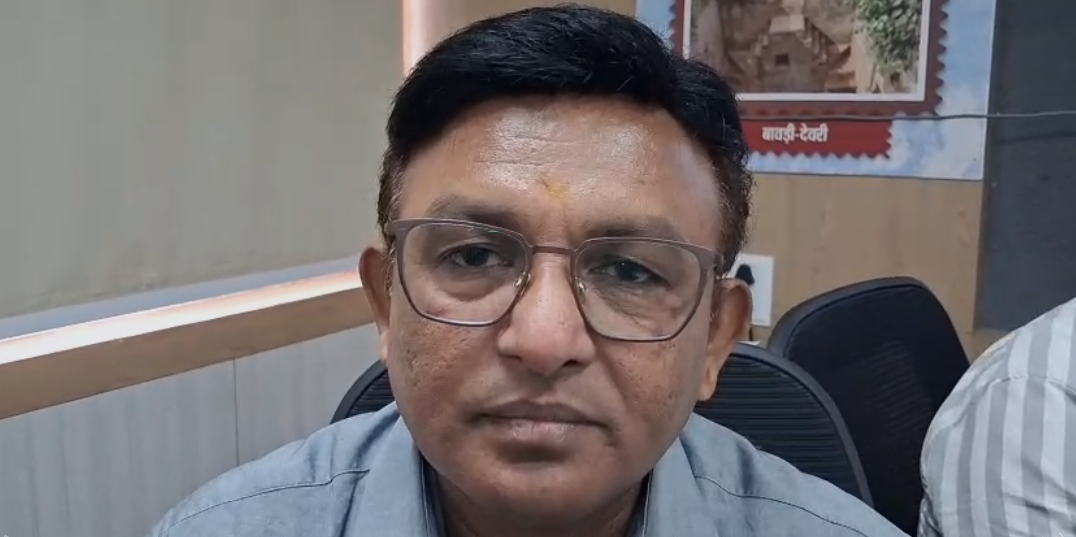 दमोह कलेक्ट्रेट जनसुनवाई में सल्फास की गोलियां लेकर पहुंची महिला, नामांतरण विवाद पर न्याय की गुहार