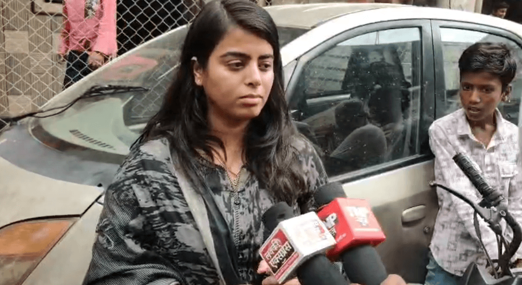 बुरहानपुर में जलभराव के विरोध में पार्षदों का ‘जल आंदोलन’, कीचड़ में बैठकर महापौर के खिलाफ नारेबाजी