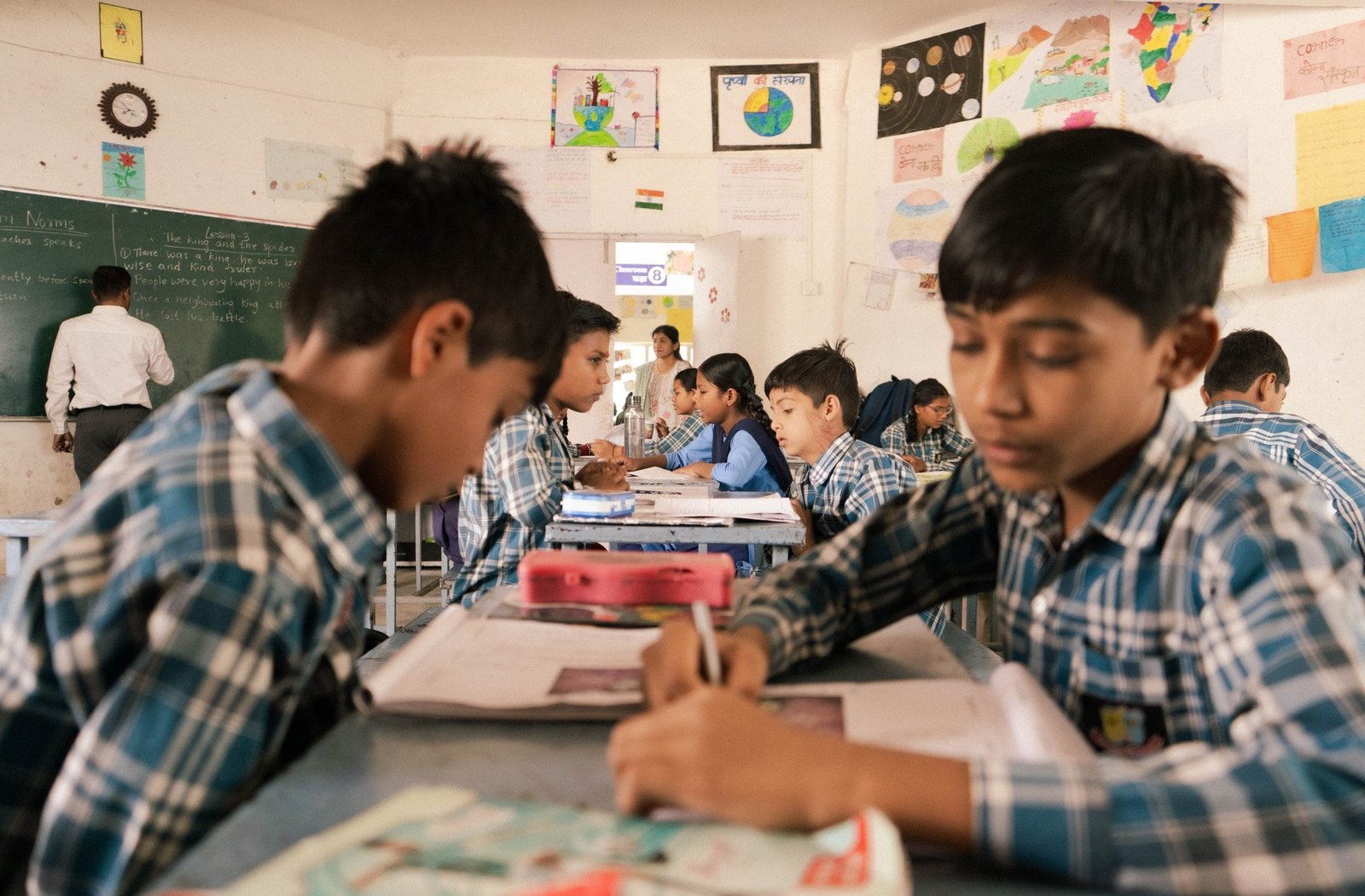 बिजली कटने से गर्मी में परेशान संदीपनी विद्यालय के छात्र, प्रभात ने जिला प्रशासन से की हस्तक्षेप की मांग