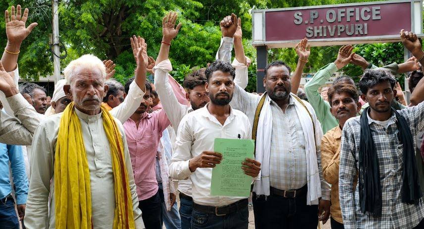 पुलिस पर रिश्वत मांगने का आरोप: सैकड़ों ग्रामीणों ने एसपी कार्यालय पहुंचकर की शिकायत