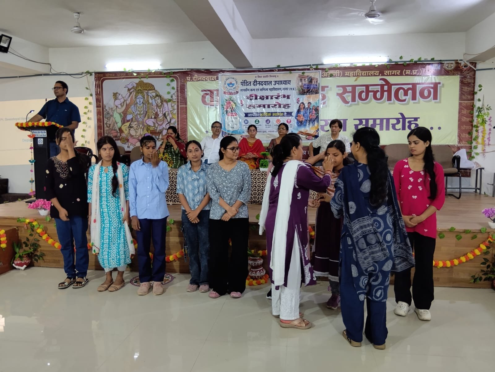 सागर के अग्रणी महाविद्यालय में ‘दीक्षारंभ एवं प्रवेश उत्सव’ का शुभारंभ, तिलक लगाकर हुआ नवप्रवेशित विद्यार्थियों का स्वागत