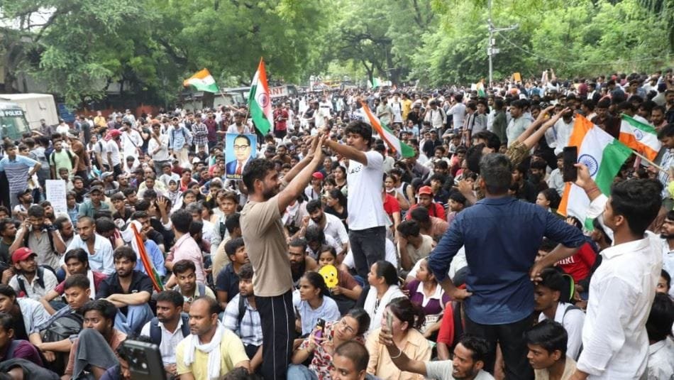 जंतर-मंतर पर प्रदर्शनकारी युवाओं की भोजन-पानी की आपूर्ति रोकने के आरोप, प्रशासन के रवैये पर भड़के लोग