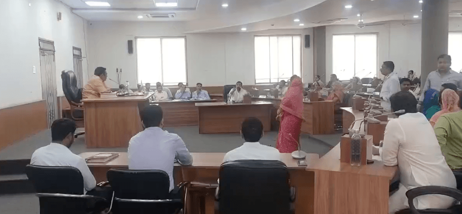 रीवा नगर निगम परिषद की बैठक में हंगामा, महिला पार्षदों ने महापौर और अधिकारियों को भेंट की चूड़ियां
