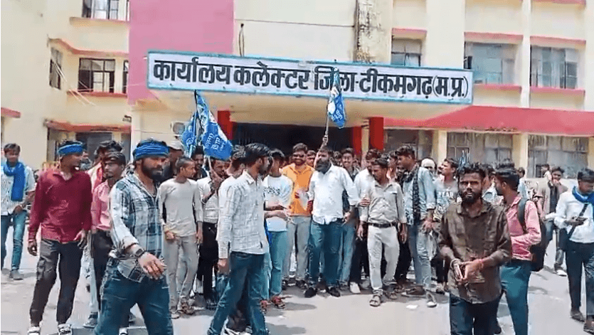 जंतर-मंतर पर कथित लाठीचार्ज के विरोध में टीकमगढ़ में शांतिपूर्ण प्रदर्शन, राष्ट्रपति के नाम एसडीएम को सौंपा ज्ञापन