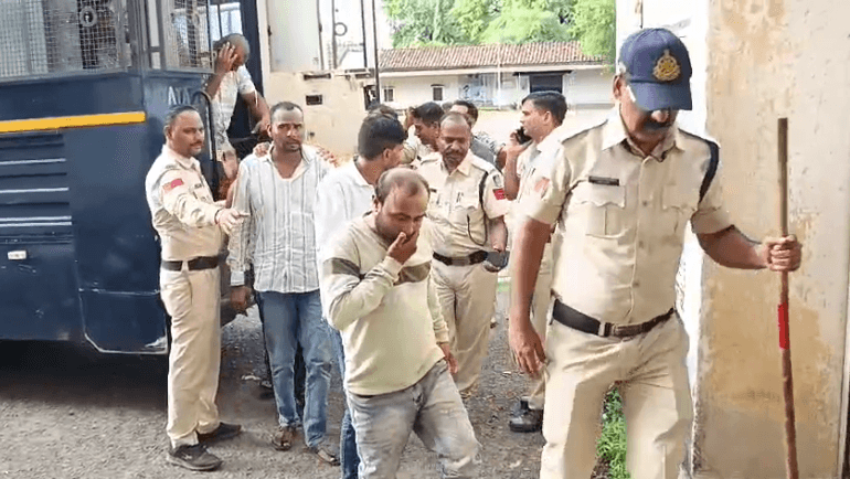 छिंदवाड़ा में जुआरियों का निकाला गया जुलूस, कोचिंग सेंटर की आड़ में चल रहे जुआ फड़ पर पुलिस की कार्रवाई