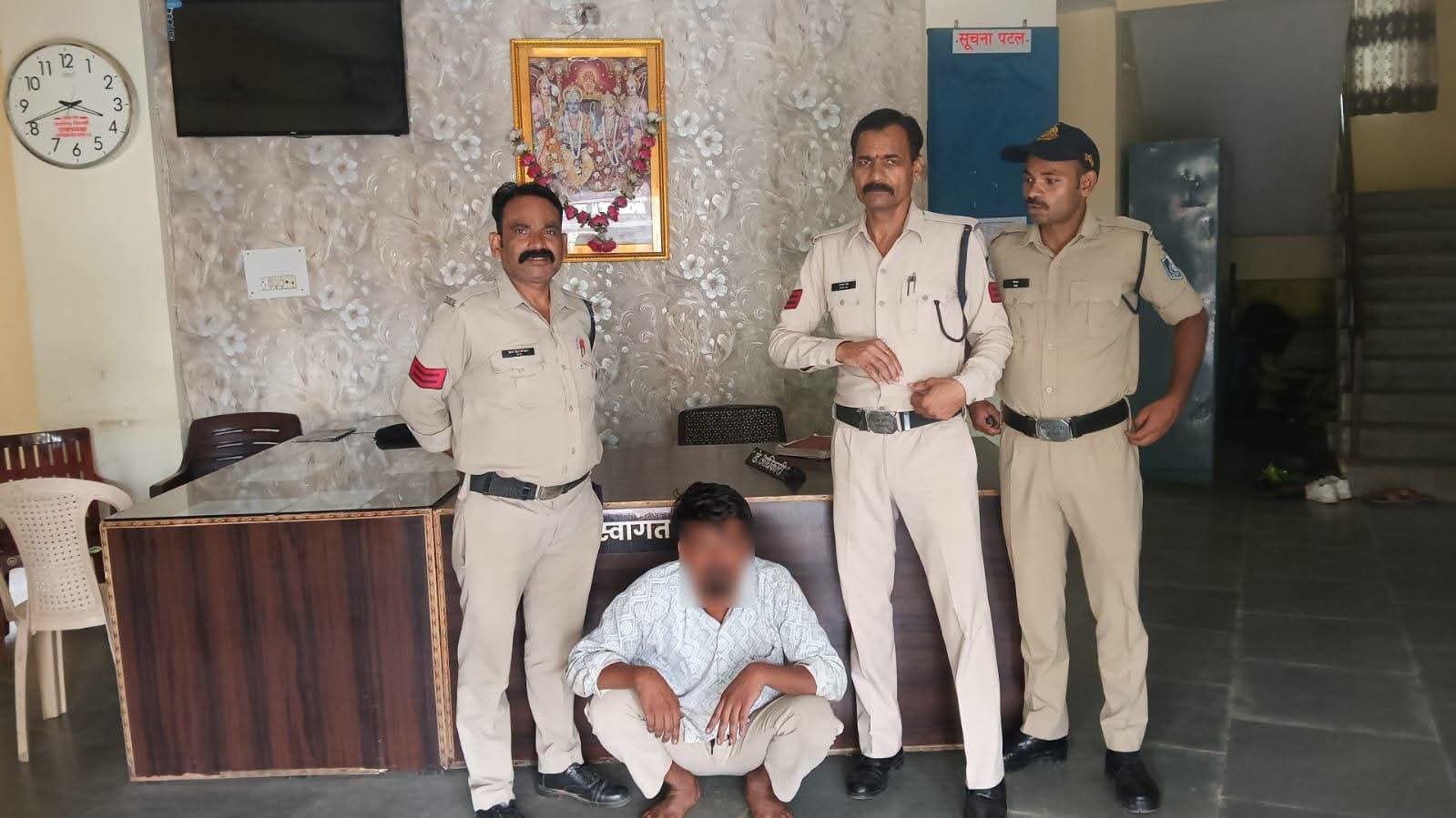 छतरपुर: 217 लीटर अवैध शराब मामले का फरार इनामी तस्कर गिरफ्तार, तस्करी में इस्तेमाल इनोवा कार भी जब्त