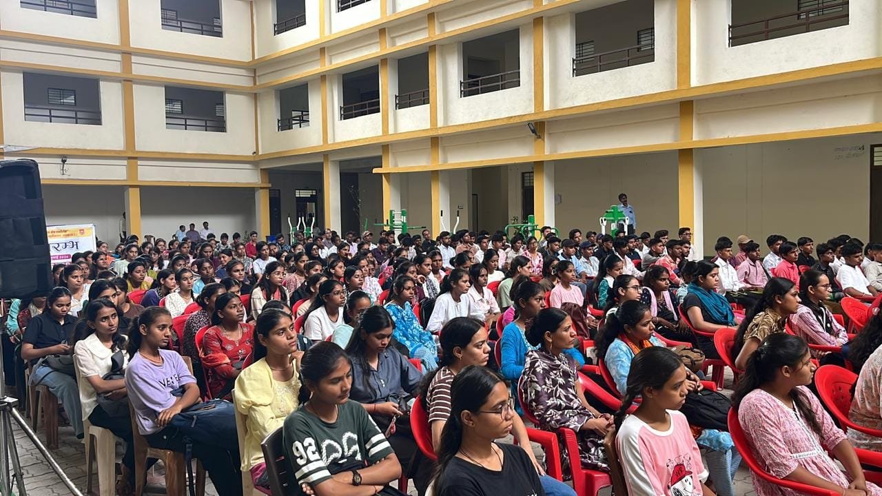 रतलाम: सेफ क्लिक अभियान 2.0 के तहत छात्रों को साइबर सुरक्षा का दिया संदेश