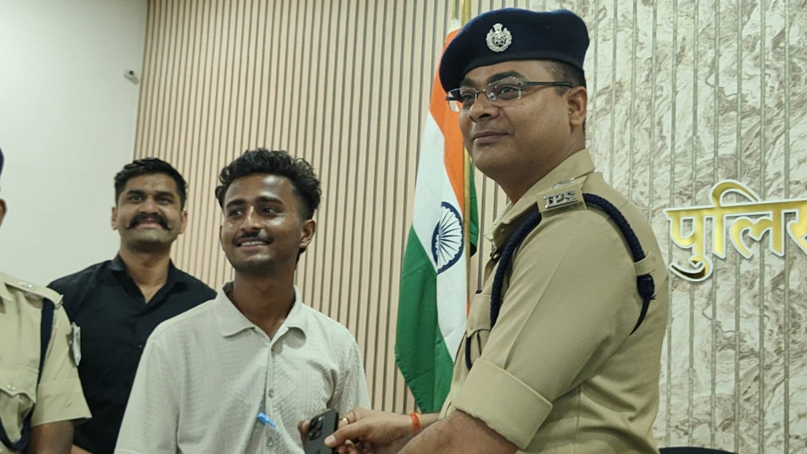 बुरहानपुर पुलिस ने लौटाए 100 गुम मोबाइल, ₹20 लाख के फोन पाकर खिले लोगों के चेहरे