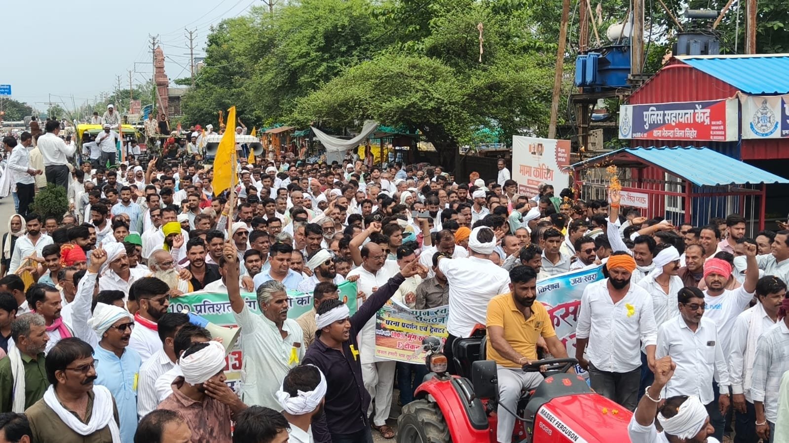 मूंग खरीदी को लेकर किसानों का बड़ा प्रदर्शन, 1500 से ज्यादा ट्रैक्टरों के साथ भैरूंदा में ‘डेरा डालो-घेरा डालो’ आंदोलन