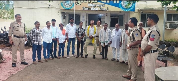 उपचुनाव से पहले दतिया पुलिस का एक्शन, गुंडा परेड कर बदमाशों को दी सख्त चेतावनी