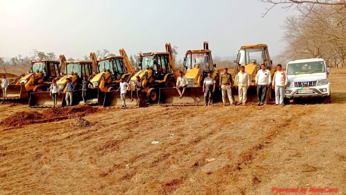 धार के जंगलों में चला अतिक्रमण हटाओ अभियान, सैकड़ों हेक्टेयर वन भूमि कराई गई मुक्त