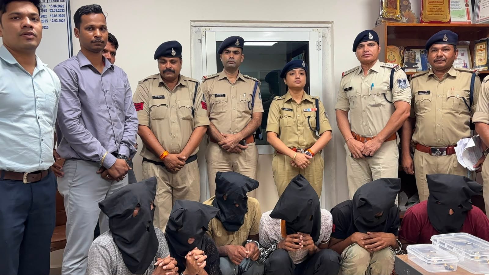 किन्नर बनकर करते थे लूट, देवास पुलिस ने 6 सदस्यीय गिरोह का किया पर्दाफाश, सोना, कारें और हथियार बरामद