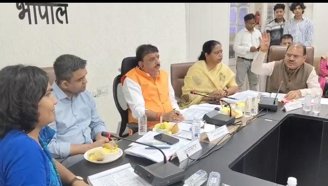 भोपाल: दिशा समिति की बैठक में विकास कार्यों पर नाराजगी, जनप्रतिनिधियों ने नगर निगम की कार्यशैली पर उठाए सवाल