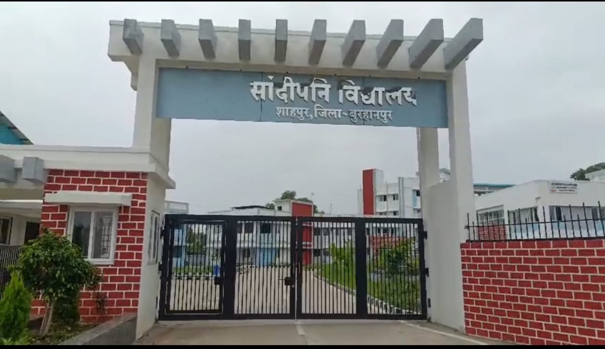बुरहानपुर के सांदीपनि स्कूल की खुली पोल, पाठशाला में पढ़ाया जा रहा लापरवाही का पाठ