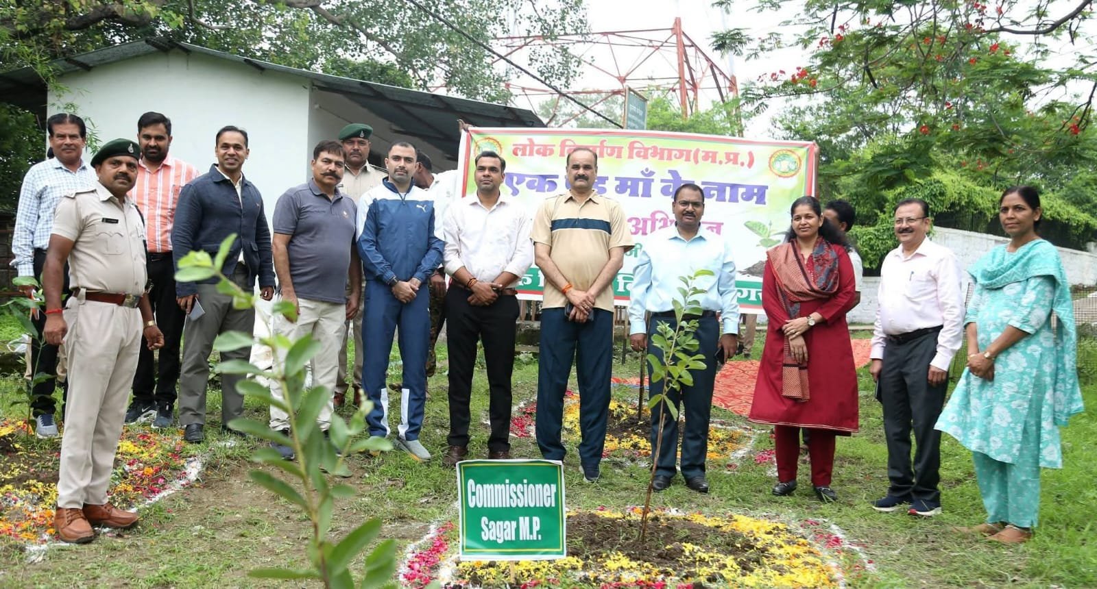 सागर: ‘एक पेड़ मां के नाम’ अभियान के तहत कमिश्नर समेत कई अधिकारियों ने लगाए 100 से अधिक पौधे