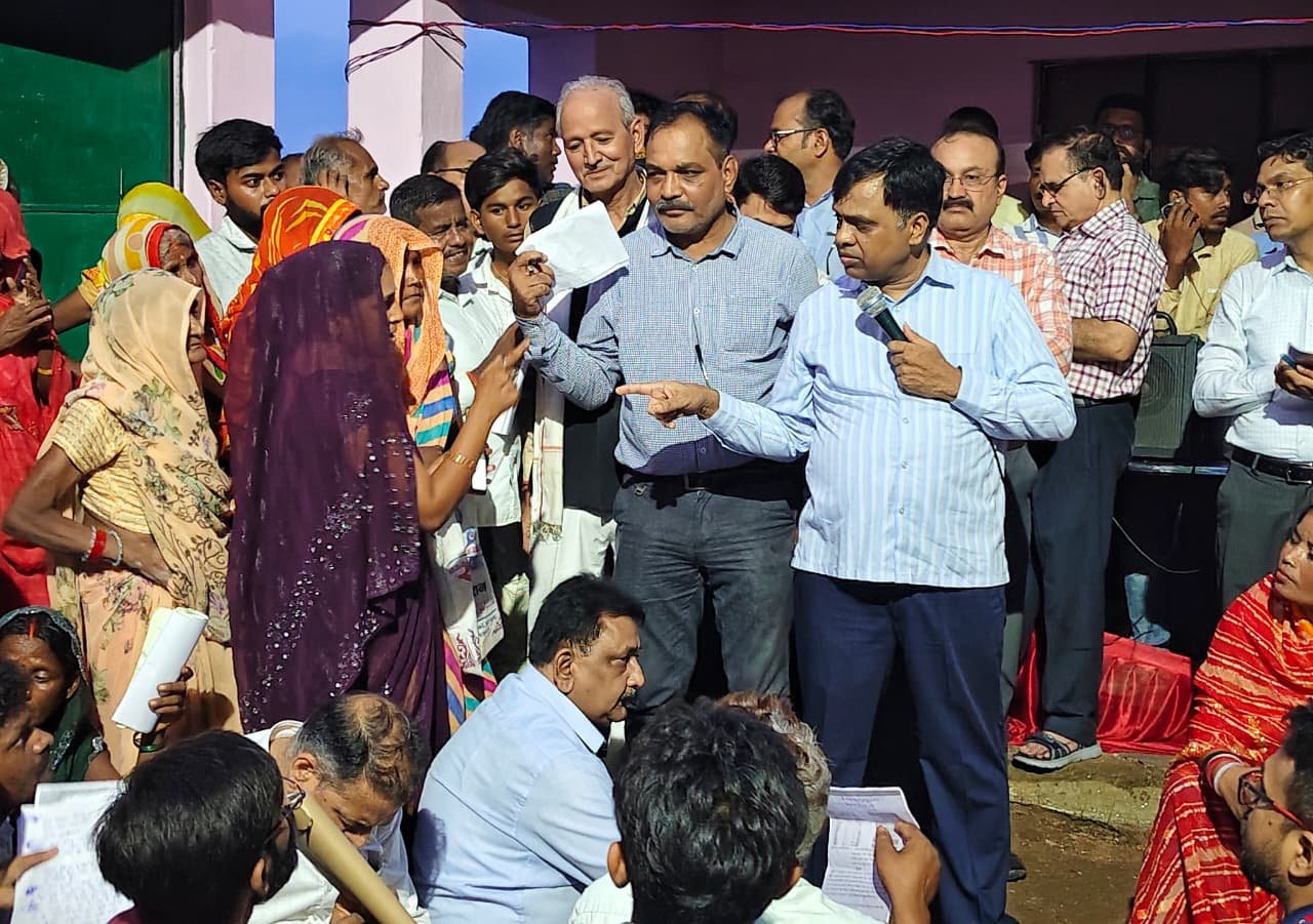 रीवा के सीमावर्ती गांव कूड़ी पहुंचे कलेक्टर नरेंद्र कुमार सूर्यवंशी, बरगद के नीचे लगाई रात चौपाल