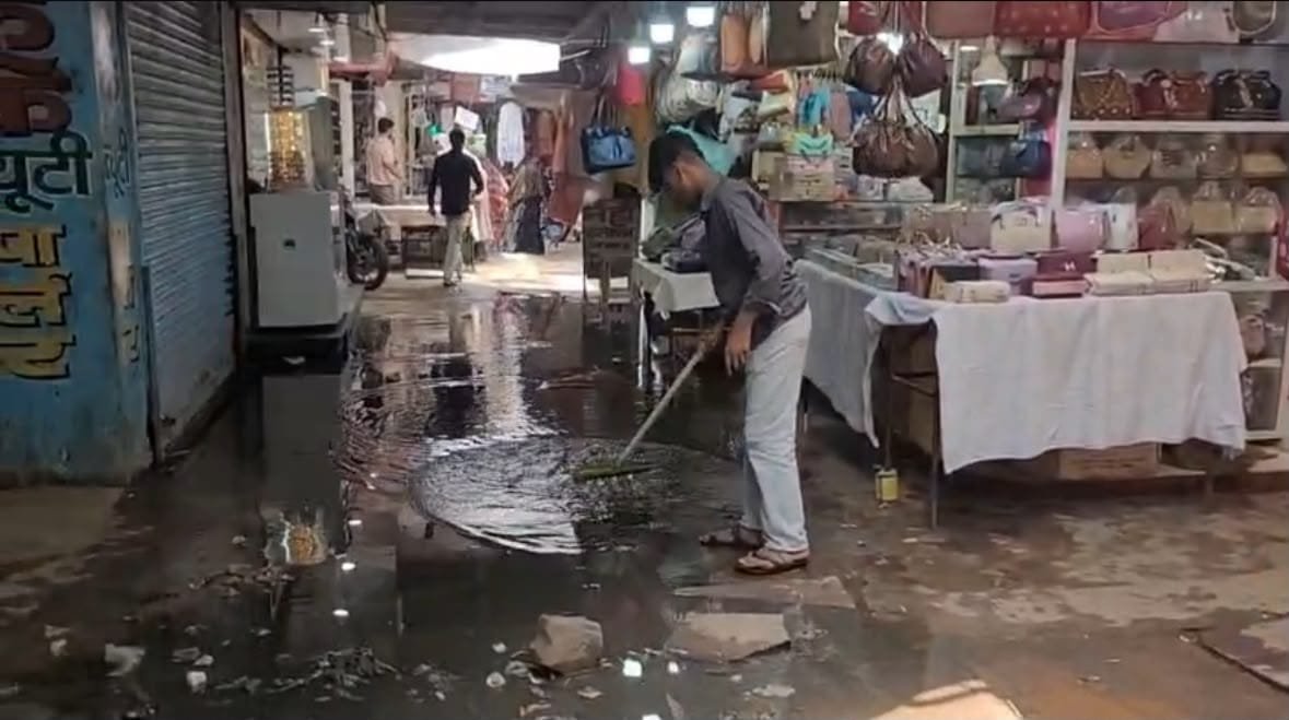 देवास सुपर मार्केट की बदहाली: जर्जर इमारत, गंदगी और बदबू से व्यापारी परेशान, हादसे का बढ़ा खतरा