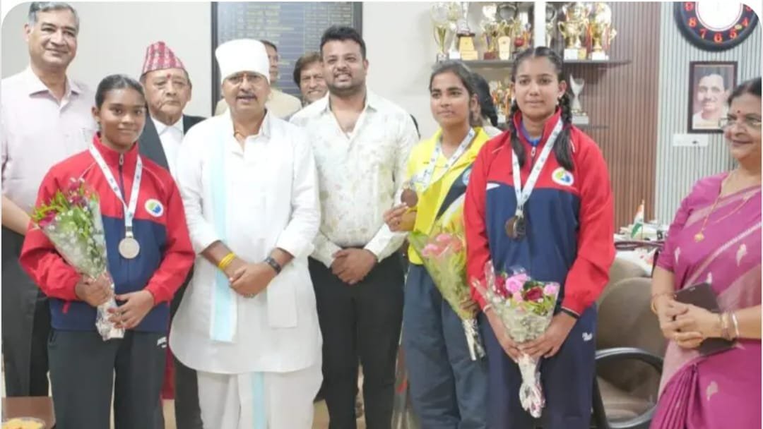 राष्ट्रीय वॉटर स्पोर्ट्स चैंपियनशिप में सागर की बेटियों का जलवा, विधायक शैलेंद्र जैन ने किया सम्मानित