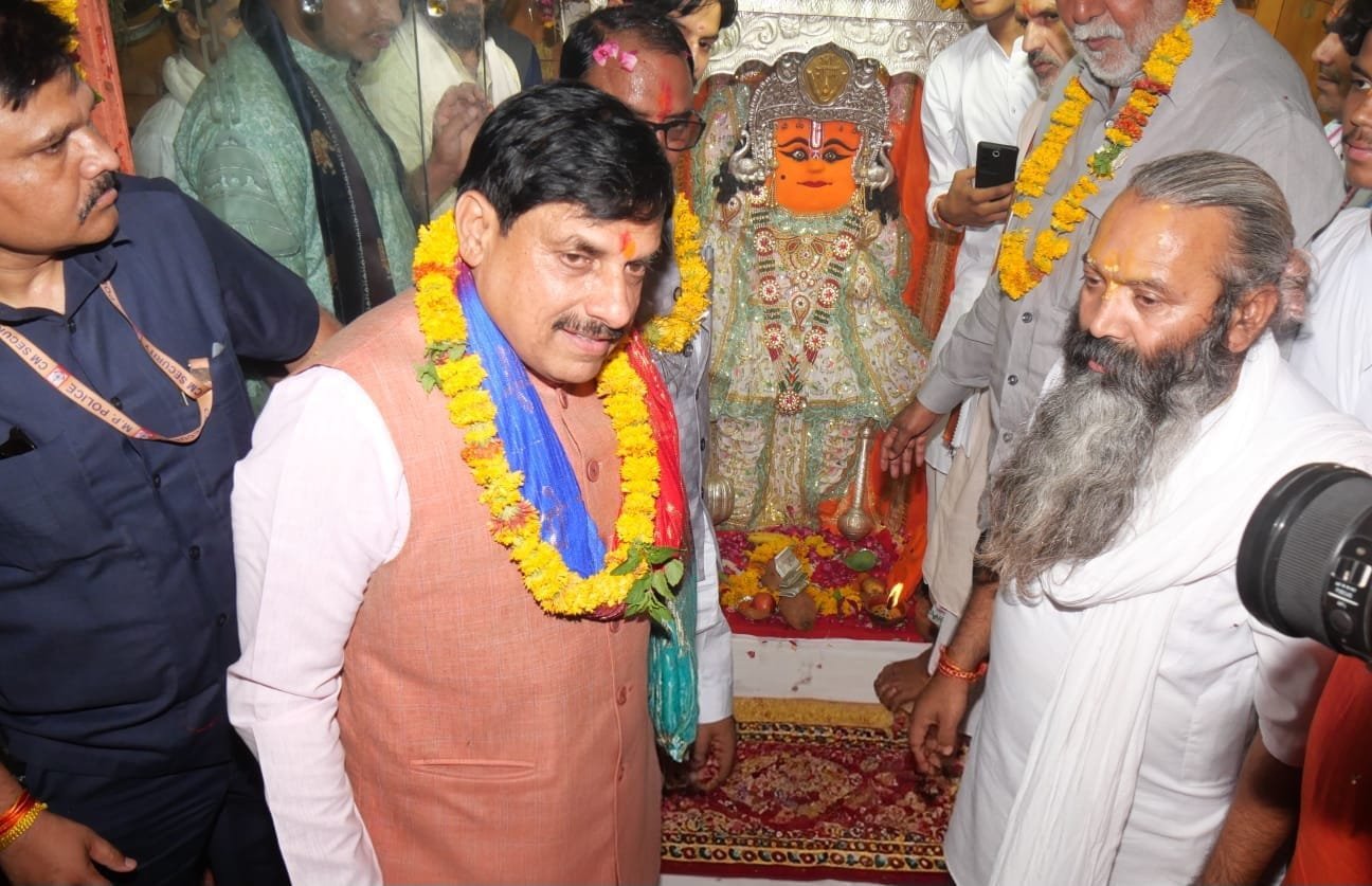 CM डॉ. मोहन यादव: दंदरौआ सरकार धाम पहुंचे मुख्यमंत्री, प्रदेश की सुख-समृद्धि के लिए की पूजा-अर्चना
