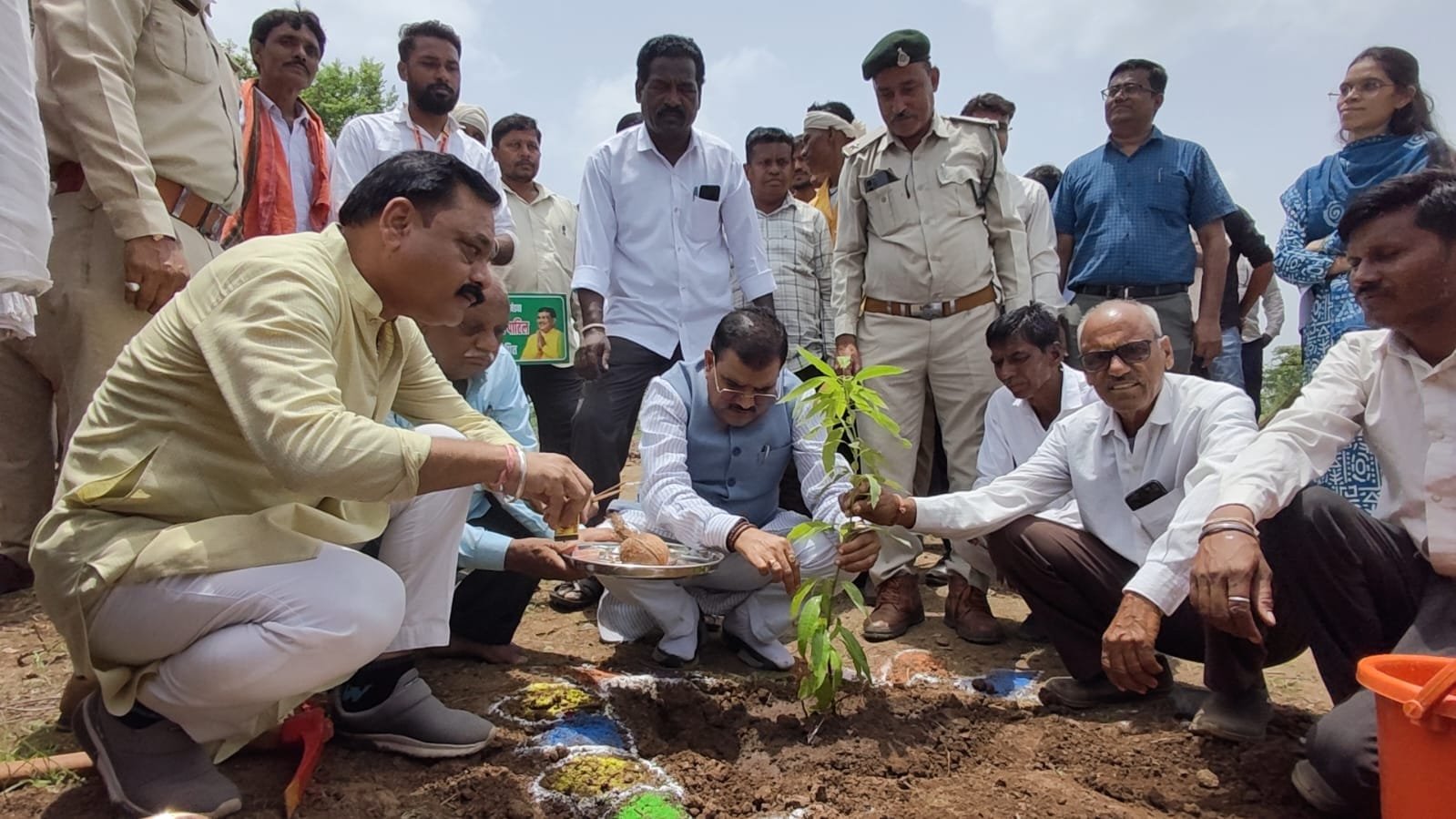 बुरहानपुर: घाघरला में ‘एक पेड़ मां के नाम’ अभियान के तहत 500 पौधों का हुआ वृक्षारोपण