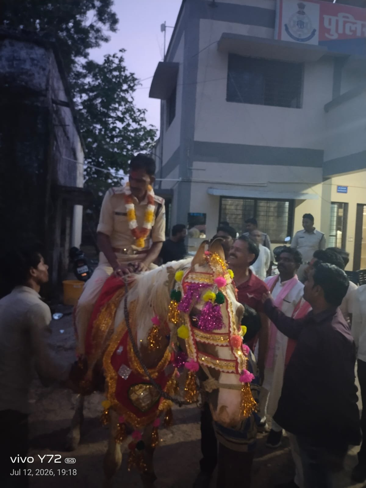दमोह: दूल्हे की तरह घोड़े पर बैठाकर थाना प्रभारी को दी विदाई, वीडियो वायरल