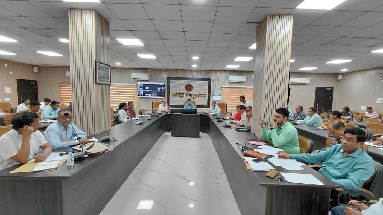 भिंड कलेक्टर ने सीएम हेल्पलाइन और लंबित प्रकरणों की समीक्षा, अधिकारियों को दिए निर्देश