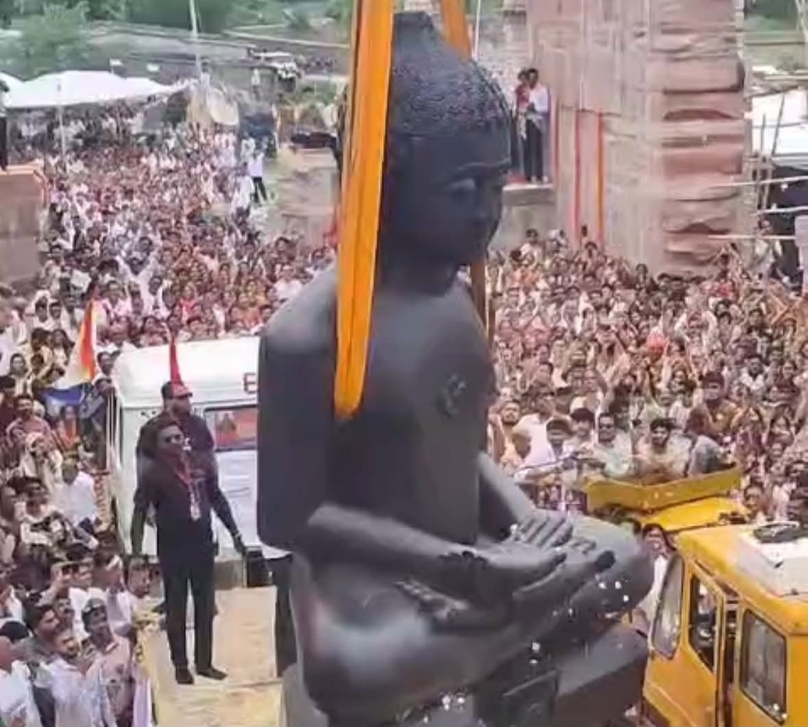 वागड़ के बड़े बाबा 1008 श्री मुनि सुव्रतनाथ भगवान भव्य उच्चासन पर विराजमान, श्रद्धालुओं में उत्साह का माहौल