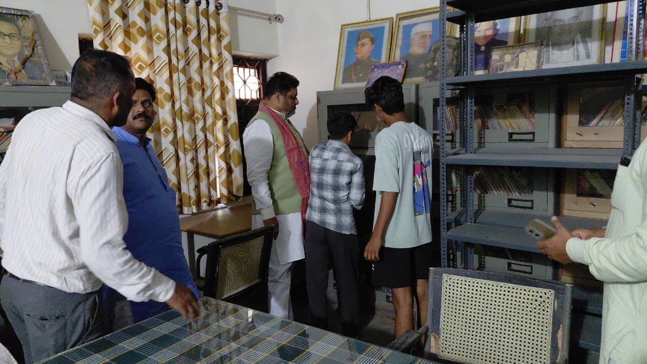 भिंड में छात्रावासों का निरीक्षण करने पहुंचे आयोग अध्यक्ष डॉ. कैलाश जाटव, अव्यवस्थाओं पर जताई नाराजगी