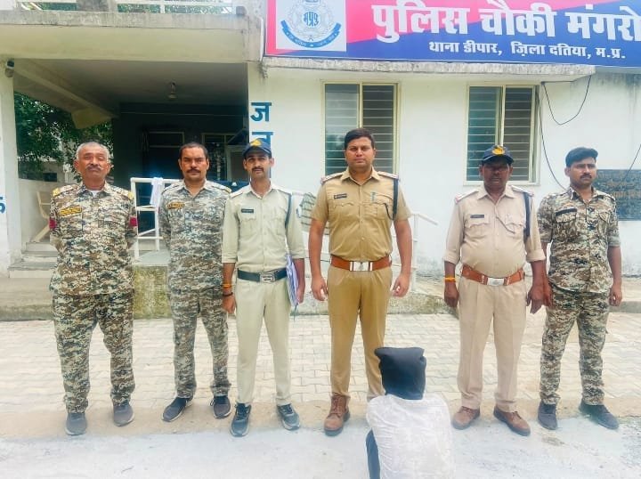 दतिया पुलिस की बड़ी कार्रवाई: ₹10 हजार का इनामी लुटेरा अवैध हथियार सहित गिरफ्तार, लूटकांड का खुलासा