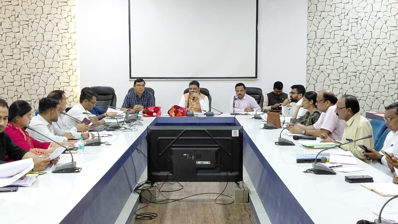 भिंड में अनुसूचित जाति आयोग अध्यक्ष डॉ. कैलाश जाटव की समीक्षा बैठक, अधिकारियों को दिए सख्त निर्देश