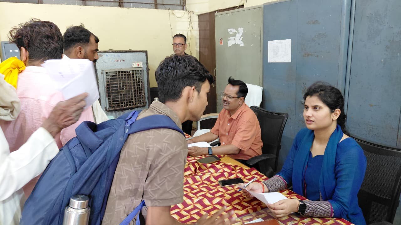 भिंड कलेक्ट्रेट में जनसुनवाई, संयुक्त कलेक्टर ने 135 आवेदकों की समस्याएं सुनकर अधिकारियों को दिए त्वरित निराकरण के निर्देश