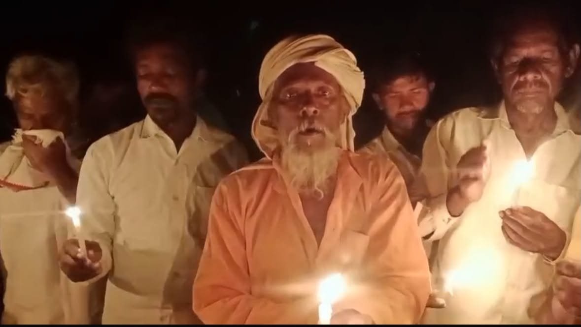 मोमबत्तियों के साथ सड़क पर उतरे पांगरी बांध प्रभावित किसान, 60 दिन में मुआवजा नहीं मिला तो आंदोलन की चेतावनी