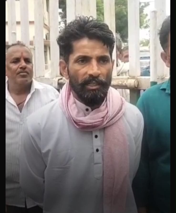 बीना मंडी में किसानों का बवाल: मुख्य गेट पर लगाया ताला, सरकारी शेड खाली कराने की मांग