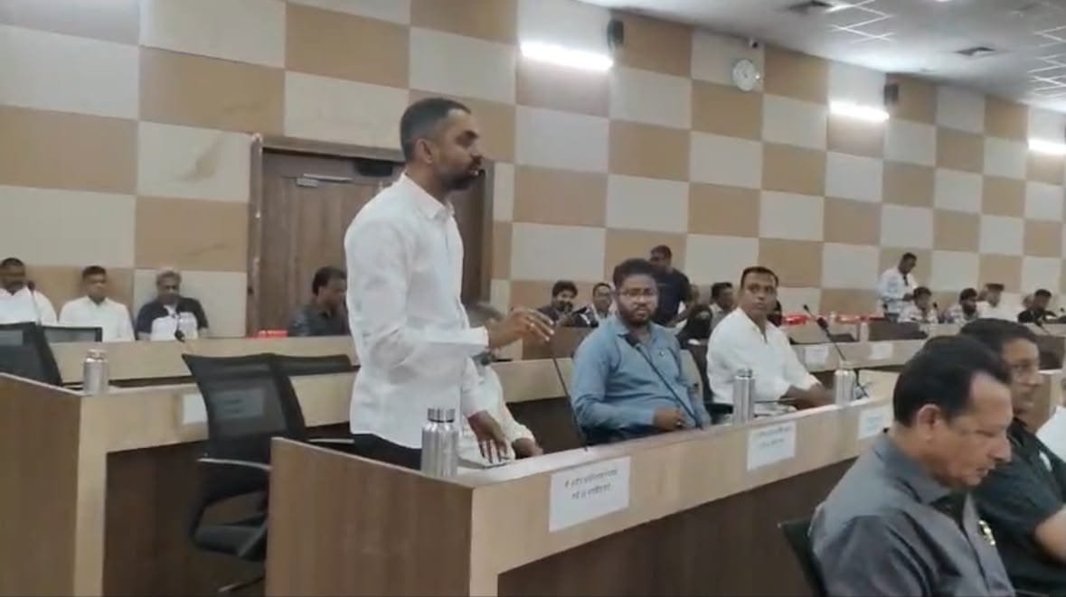 बुरहानपुर नगर परिषद बैठक में हंगामा: गंदे पानी के मुद्दे पर धरने पर बैठे पार्षद अमित नवलखे