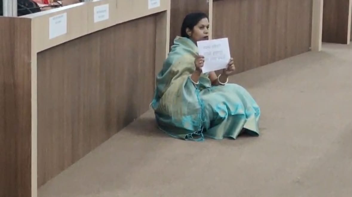 नगर परिषद बैठक में हंगामा: सहायक आयुक्त को हटाने की मांग पर धरने पर बैठीं पार्षद मीना मोरे