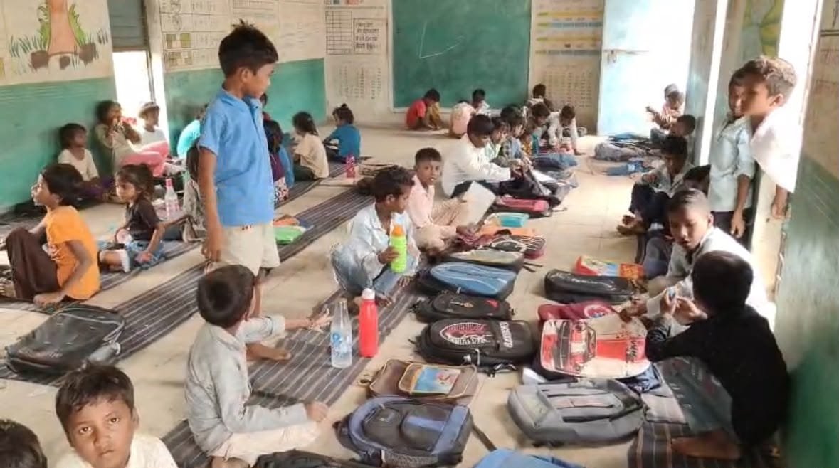240 बच्चों पर सिर्फ 4 शिक्षक: बुरहानपुर के घाघरला स्कूल में बदहाल शिक्षा व्यवस्था