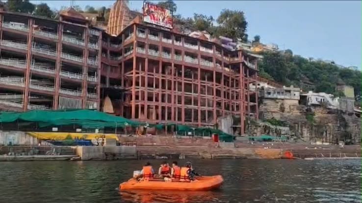 नर्मदा में डूब रहे युवक का सफल रेस्क्यू: ओंकारेश्वर में SDERF जवान और नाव चालक ने बचाई श्रद्धालु की जान