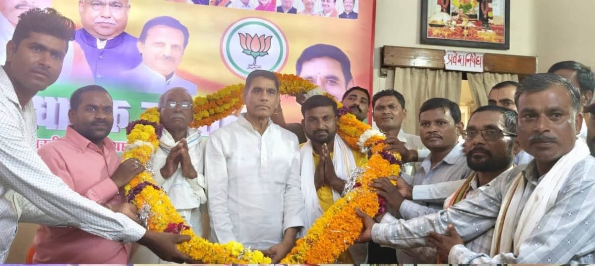 किसानों को राहत दिलाने पर सिंगरहा समाज ने विधायक श्रीकांत चतुर्वेदी का किया सम्मान
