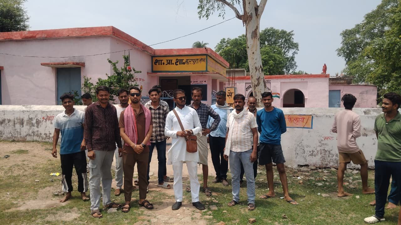 टीकमगढ़ में OBC महासभा का प्रदर्शन, 13% आरक्षण होल्ड हटाने की मांग; कई कार्यकर्ता गिरफ्तार