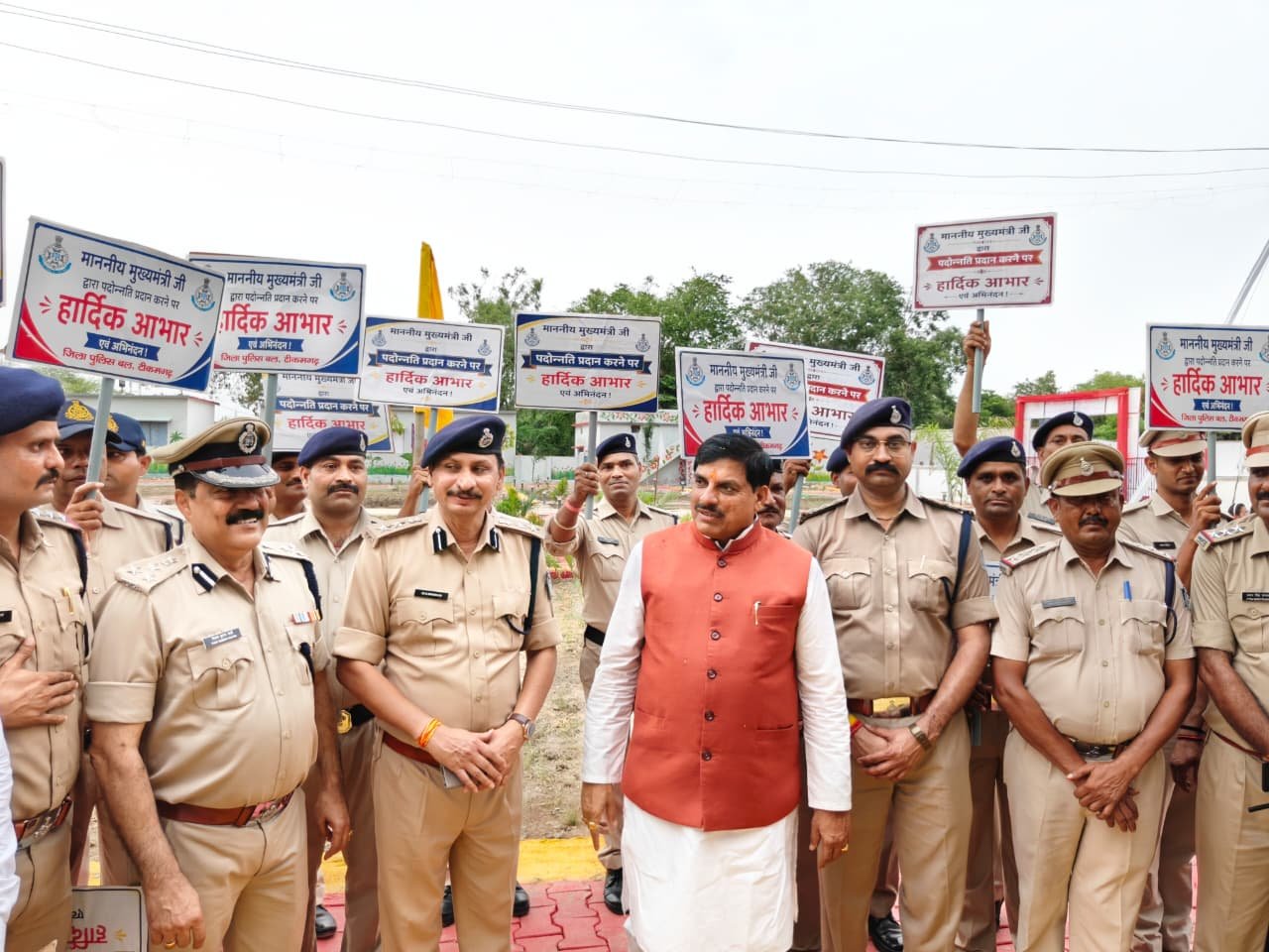 टीकमगढ़ में मुख्यमंत्री ने पदोन्नत पुलिस अधिकारियों को पहनाए रैंक, मनोबल बढ़ाने की कही बात
