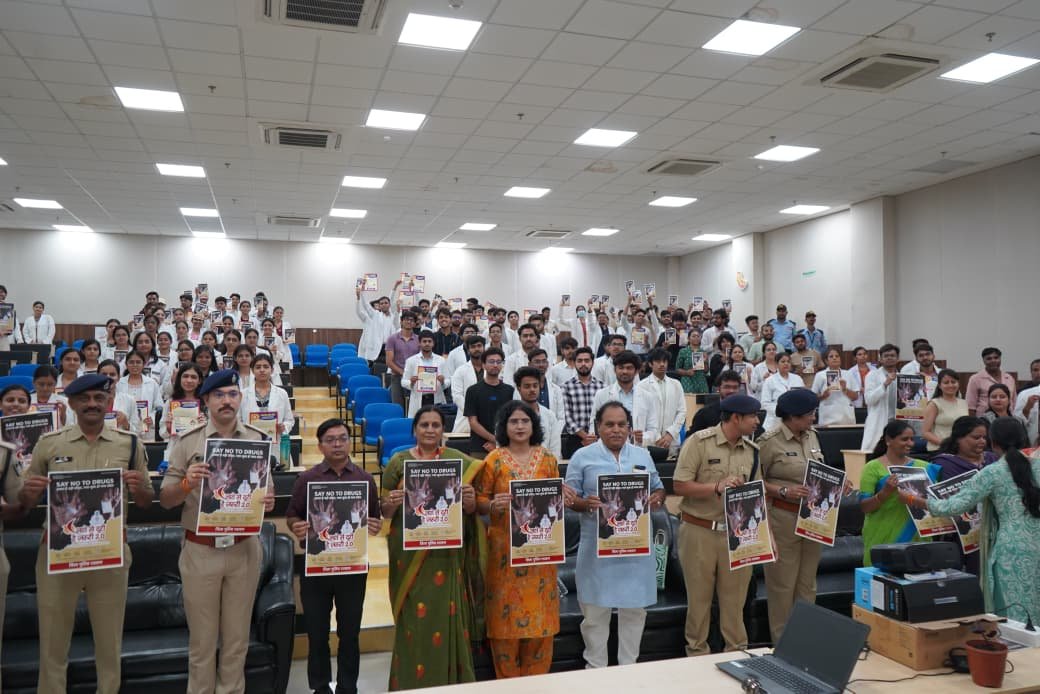 रतलाम में ‘नशे से दूरी है ज़रूरी 2.0’ अभियान तेज, मेडिकल छात्रों को दिलाई नशामुक्ति की शपथ