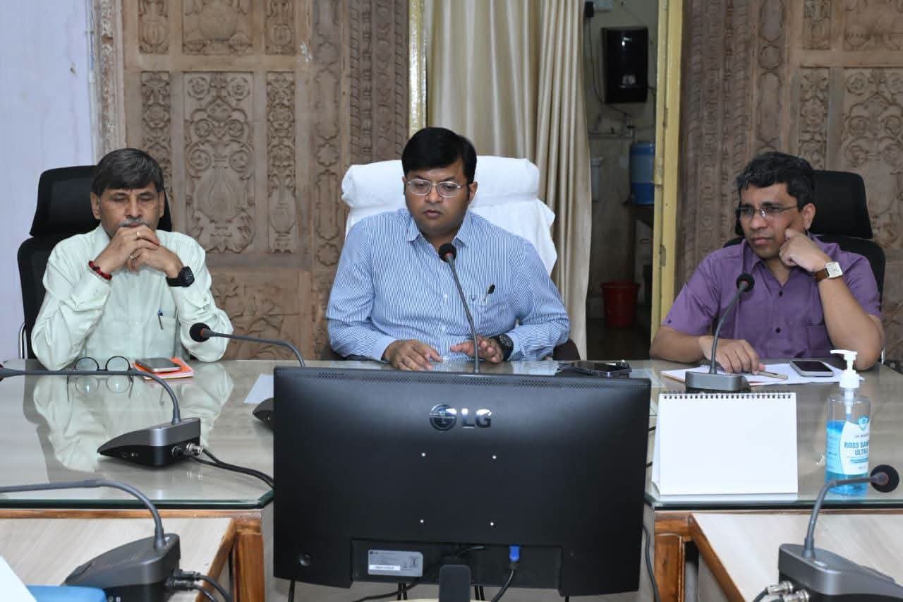 कलेक्टर एवं जिला मजिस्ट्रेट अर्पित वर्मा ने अंतर्विभागीय बैठक में की विभागीय कार्यों और सीएम हेल्पलाइन की समीक्षा