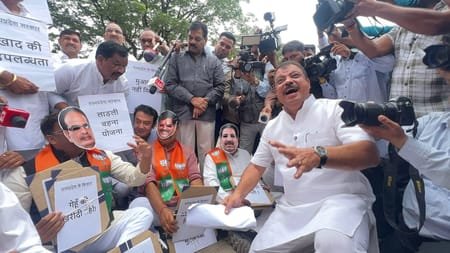 MP विधानसभा में कांग्रेस का अनोखा प्रदर्शन, मोहन यादव और शिवराज के मुखौटे पहनकर सरकार को घेरा
