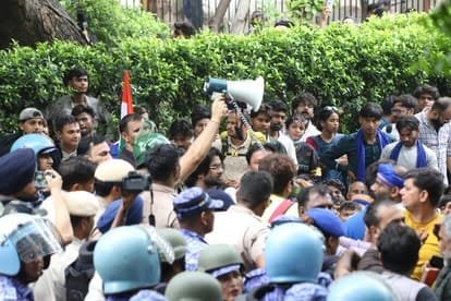 संसद मार्च का पूरा घटनाक्रम: जंतर-मंतर से दिल्ली की सड़कों तक क्या-क्या हुआ?
