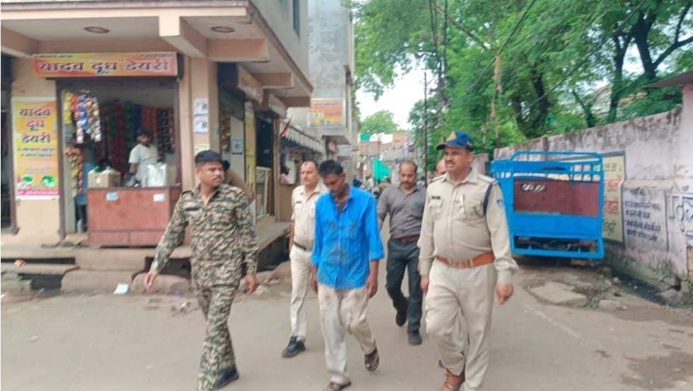 कोलारस में छात्राओं से छेड़छाड़ करने वाला आरोपी गिरफ्तार, पुलिस ने जुलूस निकालकर भेजा जेल