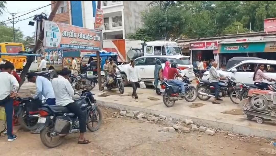 पिछोर में सीसी सड़क निर्माण के बीच लगा लंबा जाम, एंबुलेंस और स्कूली वाहन फंसे